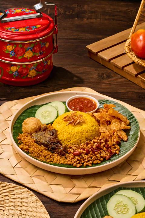 Nasi Kuning Dendeng