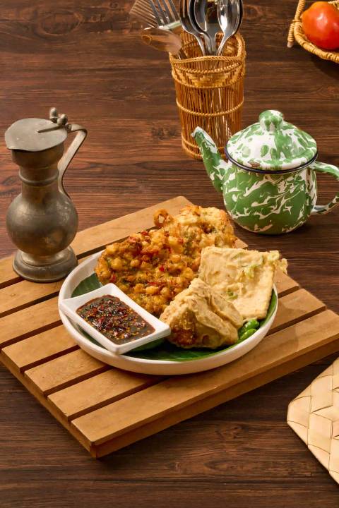 Paket Campur (Mendoan, Bakwan Jagung, Bakwan Sayur, Tahu Isi)