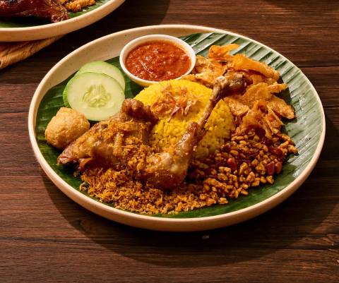 Nasi Kuning Ayam Goreng