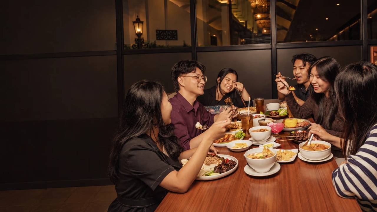 Keluarga menikmati hidangan bersama di meja makan