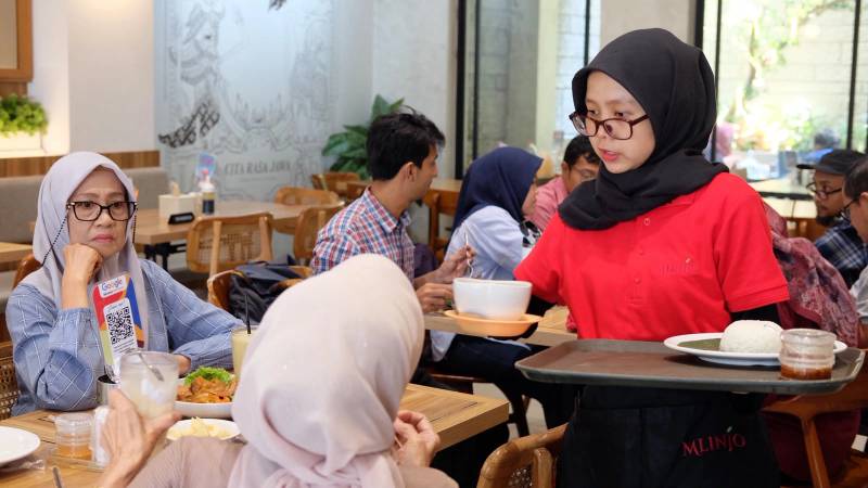 Momen memasak bersama di dapur hangat